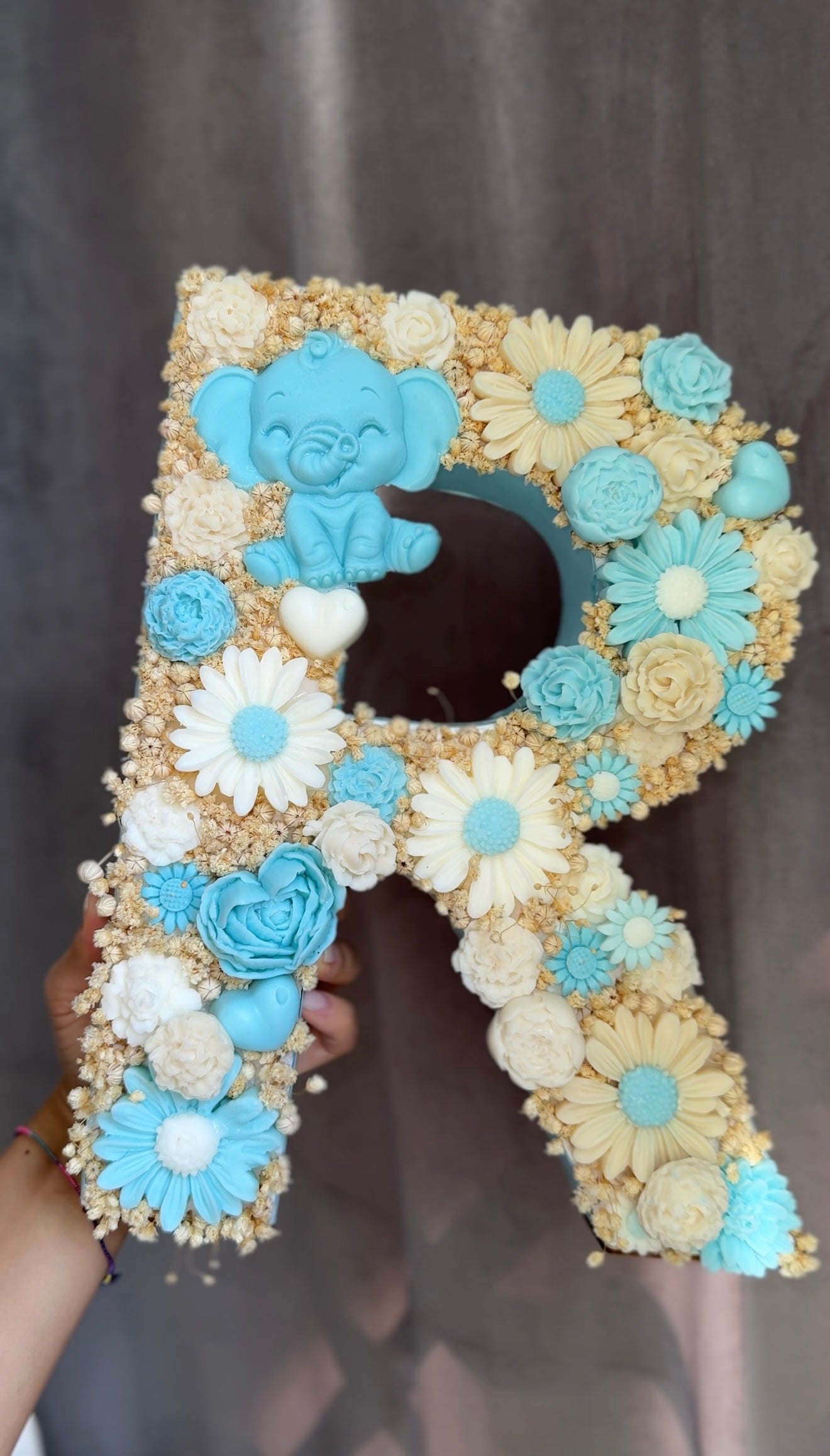 Lettera Decorativa in Fiori di Cera